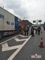今天下午 渝北环山隧道两辆大货车追尾 现场惨烈 1人死亡 - 重庆晨网