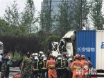 今天下午 渝北环山隧道两辆大货车追尾 现场惨烈 1人死亡 - 重庆晨网