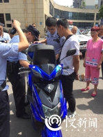 涉毒人员从警方手里抢夺同伙 民警飞身扑摩托 - 重庆晨网