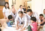 5个月前，黔江一名7个月大的婴儿落入火中被严重烧伤！现在…… - 重庆晨网
