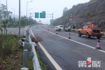 步步惊心！轿车高速公路跳起“华尔兹” - 重庆晨网
