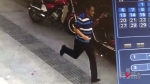 男子南岸街头抢走一岁幼儿戴的金吊坠后奔逃 警方已立案调查 - 重庆晨网