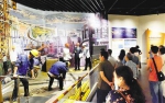 5月18日，重庆三峡移民纪念馆，观众正在观看模拟的三峡库区建设场景。记者 熊明 摄 - 重庆新闻网