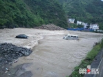 昨夜巫溪出现强降雨河水猛涨 今晨两汽车落入河中 - 重庆晨网