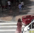 这辆新车撞倒行人后在街头横冲直撞，发生了什么…… - 重庆晨网