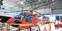 图为直升机“飞进”西洽会展厅。　　  记者 罗斌 摄 - 重庆新闻网