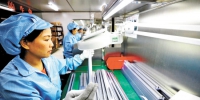 　　近日，位于梁平工业园区的重庆平伟实业公司生产车间，工人通过显示屏检测半导体器件的质量。 特约摄影 刘辉 - 重庆新闻网