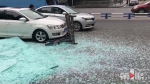 杨公桥突发一起交通事故 玻璃碎了一地 - 重庆晨网