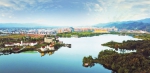 梁平双桂湖国家湿地公园与不远处的新城区相映成景。该湿地公园规划总面积323.88公顷，其中湿地面积约占41.6%，由河流、湖泊、稻田等构成复合型湿地生态系统(摄于2018年4月26日)。 通讯员 高小华 摄 - 重庆新闻网