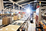 近日，荣昌区重庆唯美陶瓷有限公司，工人正在自动化生产线上工作。记者 郑宇 摄 - 重庆新闻网