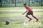 短跑、航模、小提琴样样在行，13岁球员成重庆首位世界杯开幕式球童 - 重庆晨网