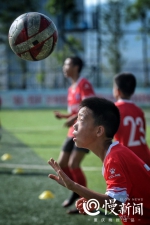 短跑、航模、小提琴样样在行，13岁球员成重庆首位世界杯开幕式球童 - 重庆晨网