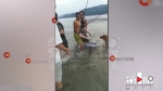 险！女子江边被水冲走 两人跳水救她 - 重庆晨网
