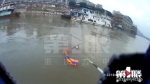 险！女子江边被水冲走 两人跳水救她 - 重庆晨网