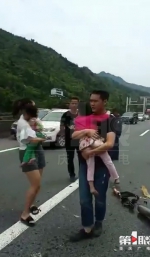 沪蓉高速一轿车撞上防护栏 发动机都撞脱了还好孩子没事 - 重庆晨网