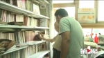 八旬老人数十年藏书上万册 60平米蜗居变小型“图书馆” - 重庆晨网