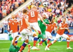 6月14日，俄罗斯队球员加辛斯基（上）在比赛中攻入本届世界杯首粒进球。本栏图片均由新华社发 - 重庆新闻网