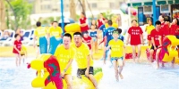 6月16日，重庆一海洋公园，家长与孩子一起参与趣味龙舟比赛。当日，巴南区组织15组好人及优秀志愿者家庭过了一个不一样的端午节。记者 谢智强 摄 - 重庆新闻网