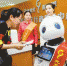 五月二日，九龙坡区首批智能服务机器人在区行政服务中心“上岗”。图为机器人“侧耳倾听”市民的问题。 记者 郑宇 通讯员 雷超 摄 - 重庆新闻网
