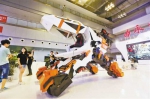 6月21日，在永川展区，由高校自主研发的一款可变形的教学机器人吸引了不少市民的眼球。 - 重庆新闻网
