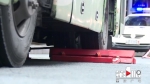 修车遭遇“塌顶” 一司机被压5吨客车车底 - 重庆晨网