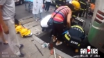修车遭遇“塌顶” 一司机被压5吨客车车底 - 重庆晨网