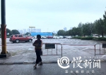 两辆豪车霸占应急避难场所快1年，车主拒接电话 - 重庆晨网
