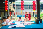 6月22日，綦江区东溪镇南华宫，学生在体验农民版画制作。 - 重庆新闻网