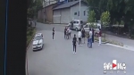 4岁孩童横穿马路 面包车避让不及碾压过去…… - 重庆晨网
