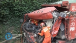两辆货车对撞一人被困  消防员托举救生担架救出 - 重庆晨网