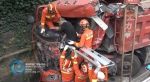 两辆货车对撞一人被困  消防员托举救生担架救出 - 重庆晨网