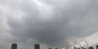 晴朗天气告一段落，主城迎来一场大降雨。记者 李裕锟 摄 - 重庆新闻网