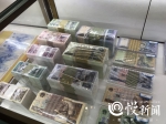 估价400多万的第一套人民币亮相重庆，看看长啥样 - 重庆晨网