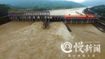 长江重庆段迎来今年最大涨水，两江游船限定水域航行 - 重庆晨网