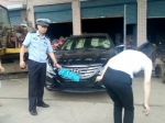 女司机套牌被查驾车逃跑，躲进修理厂拆车牌被罚5000元 - 重庆晨网