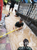 武隆连日暴雨 消防员水中排险被赞“最帅小哥哥” - 重庆晨网
