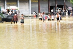 七月五日，酉阳大溪镇大拱桥头低洼地段被淹，村民出行受阻。 通讯员 陈碧生 摄 - 重庆新闻网