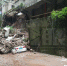 万州一小区围墙垮塌 两辆小车被埋 - 重庆晨网