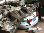 万州一小区围墙垮塌 两辆小车被埋 - 重庆晨网
