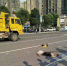 电瓶车司机被大货车撞飞十余米 不幸当场身亡 - 重庆晨网