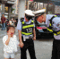 奶奶妈妈只顾逛超市？六岁女孩走丢 好心市民报警 - 重庆晨网