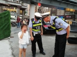 奶奶妈妈只顾逛超市？六岁女孩走丢 好心市民报警 - 重庆晨网