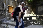 ​中国好女婿：五旬教师改良婴儿背带，背着老岳父看世界 - 重庆晨网