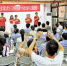 七月十六日，渝中区石油路金银湾社区，西南大学大学生打快板宣讲《三十讲》。记者 卢越 摄 - 重庆新闻网