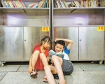 7月16日，两个小朋友在渝中区曾家岩民防纳凉点内的免费阅读区开心看书。 本组图片均由记者齐岚森摄 - 重庆新闻网