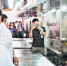 7月17日，渝州路某餐饮企业，环保工作人员和部分餐饮企业代表在查看厨房的排烟系统。首席记者 崔力 摄 - 重庆新闻网