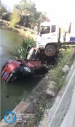 垃圾车下坡失控冲向路边：两车被撞下池塘 六辆汽车被擦挂 - 重庆晨网
