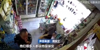 “特勤”人员进店偷烟 监控拍下作案过程 - 重庆晨网
