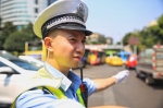 天热心更热 重庆渝中交巡警帮助环卫工人引称赞 - 公安厅