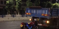 垫江两男子骑摩托车撞上前方货车 致1死1伤 - 重庆晨网